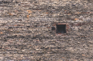 Autor: Matthew Henry Imagem: single-window-in-large-brick-wall https://burst.shopify.com/ 