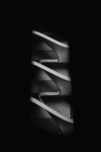 Autor: Adrien Olichon Imagem: black-and-white-staircase https://burst.shopify.com