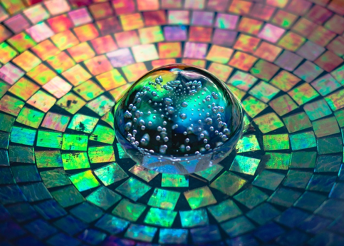 Autor: Steve Johnson Imagem: crystal-glass-on-a-colorful-background https://www.pexels.com/