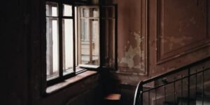 Foto de Ekaterina Astakhova: https://www.pexels.com/pt-br/foto/escadas-pretas-e- marrons-ao-lado-da-janela-3150918/